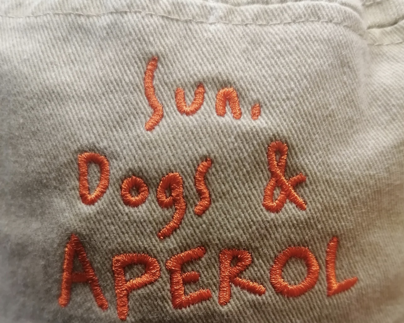 Stylový klobouk "SUN, DOGS & APEROL" béžový