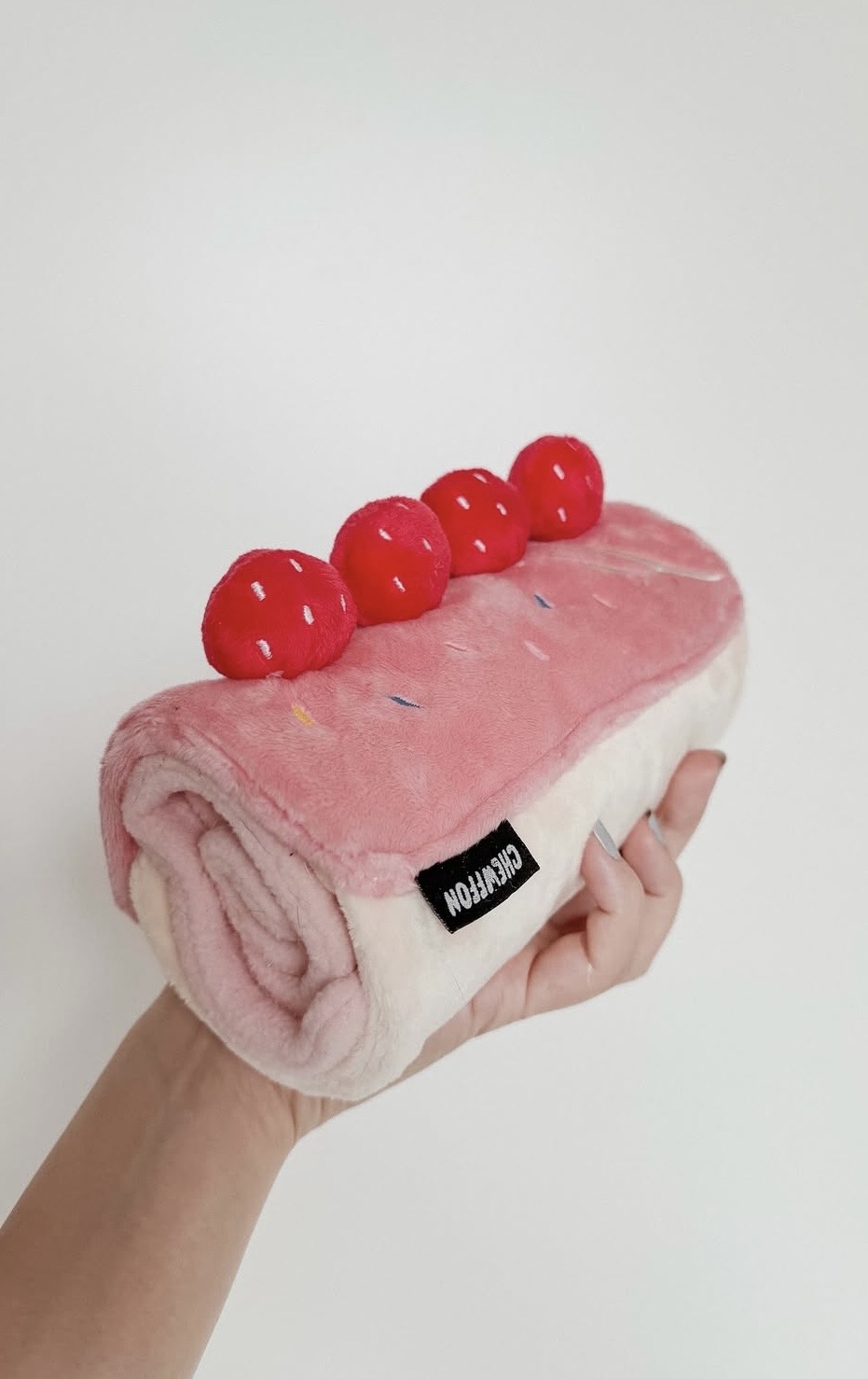 Chewffon Interaktivní hračka pro psy Jahodová roláda