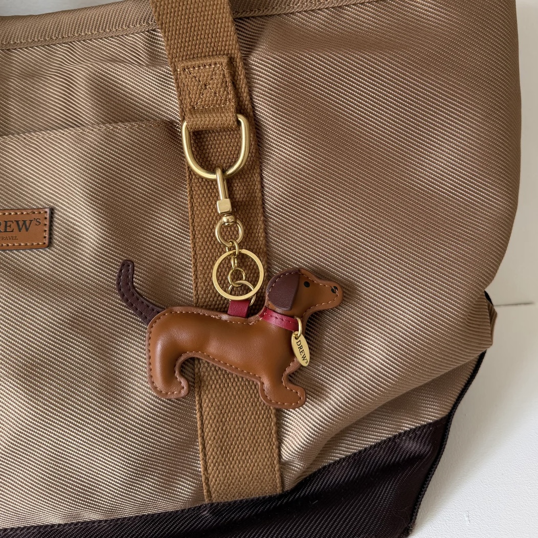  Drew’s Dogwear Přívěsek jezevčíka na kabelku bordeaux