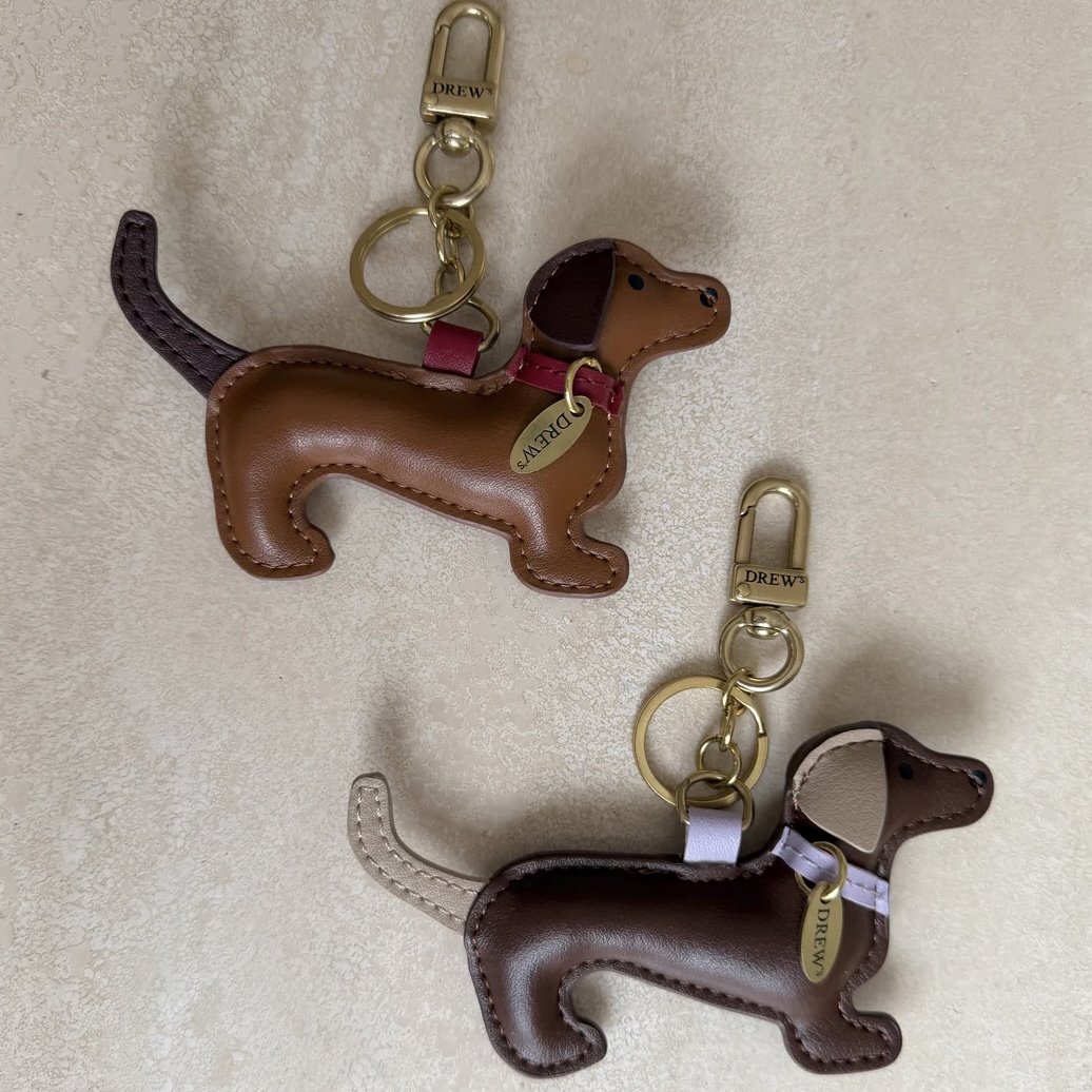 Drew’s Dogwear Přívěsek jezevčíka na kabelku bordeaux