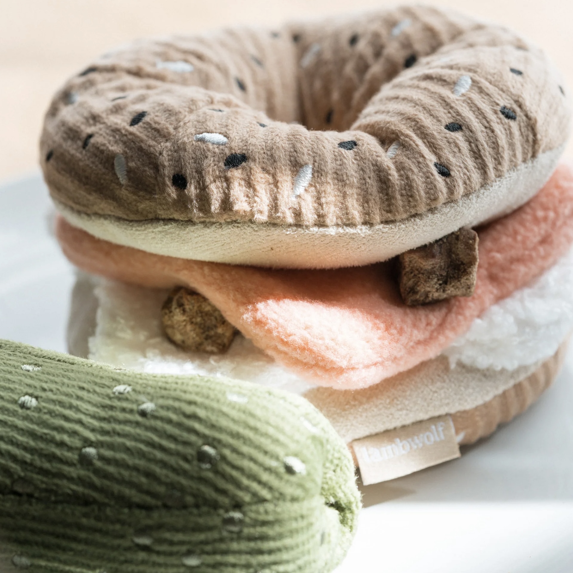 Lambwolf interaktivní hračka pro psy bagel s okurkou